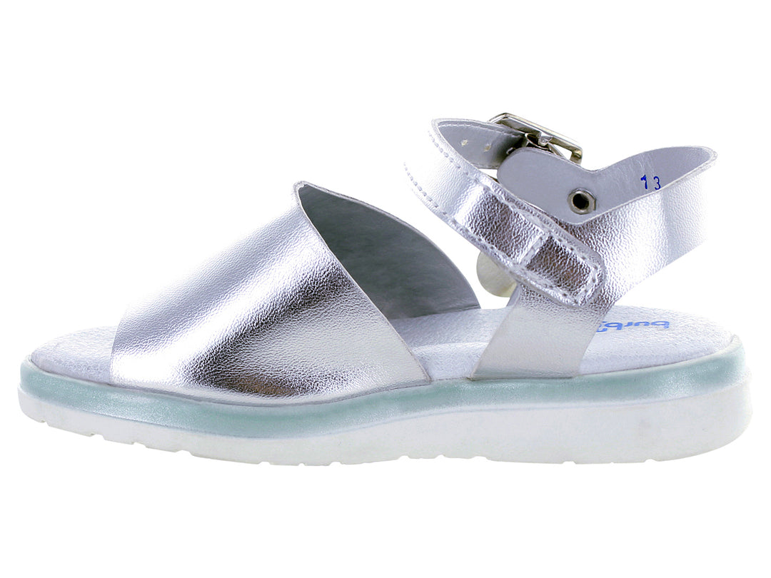 Sandalia infantil color plata metálico con correa y hebilla ajustable.