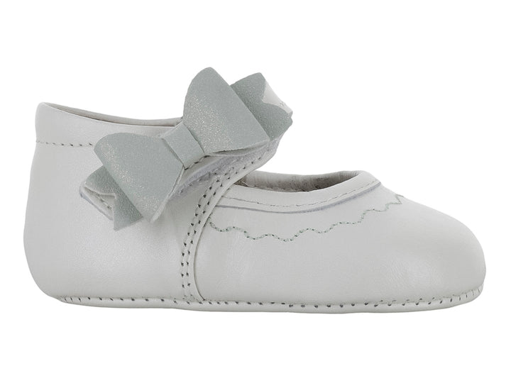 Zapato blanco para bebé con un moño decorativo en la parte superior.