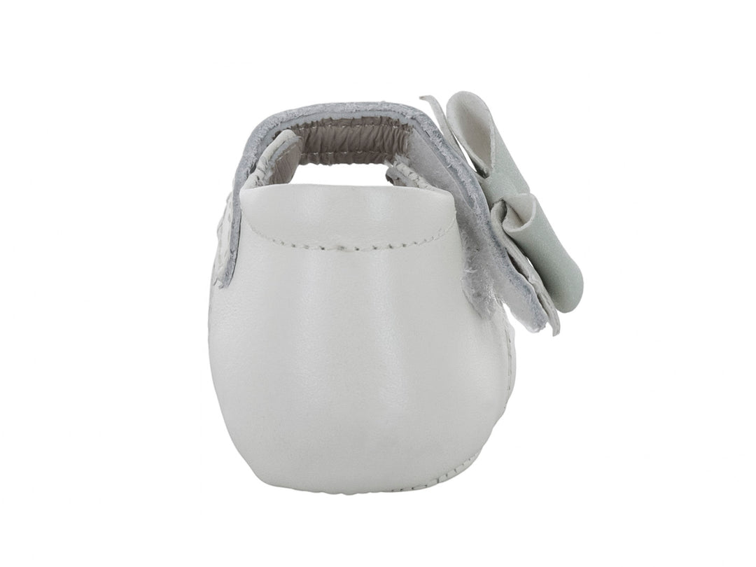 Zapato blanco para bebé con un moño decorativo en la parte superior.