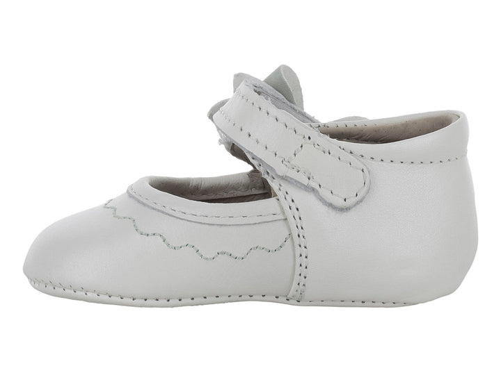 Zapato blanco para bebé con un moño decorativo en la parte superior.