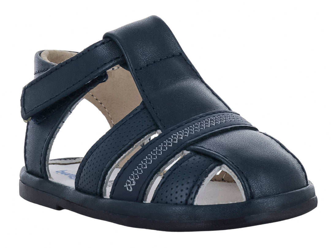 Sandalia infantil color azul marino con correa de ajuste y detalles perforados.