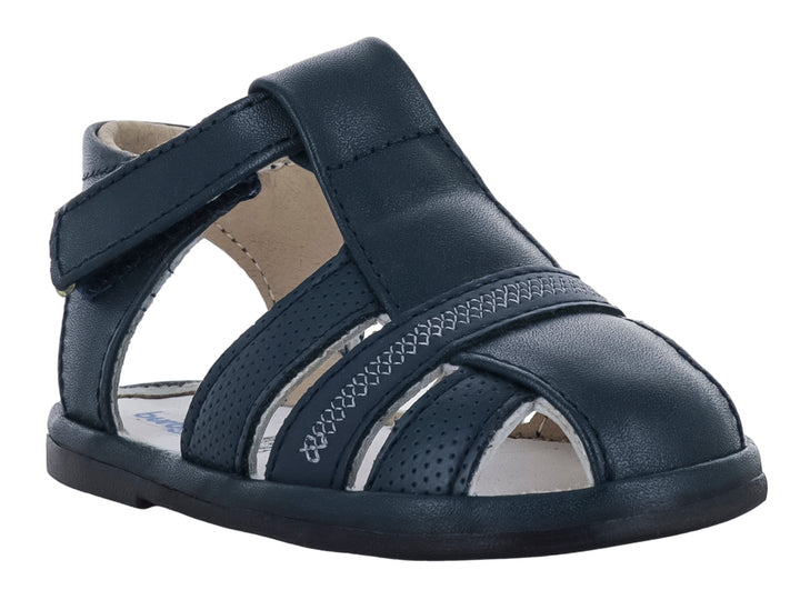 Sandalia infantil color azul marino con correa de ajuste y detalles perforados.