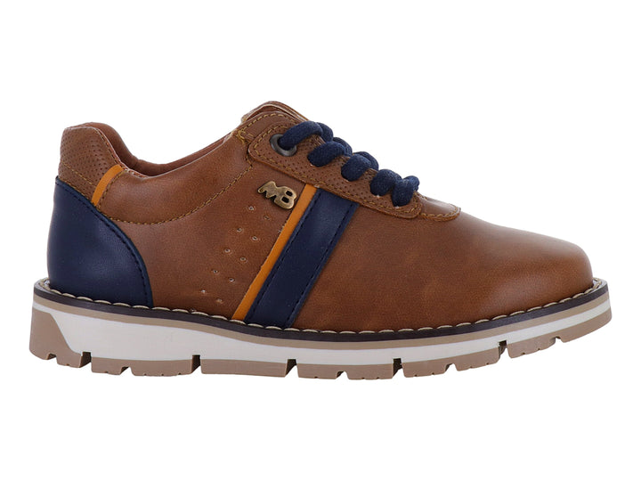 Zapato casual para niño color café con franja y cordones azul marino y suela blanca.