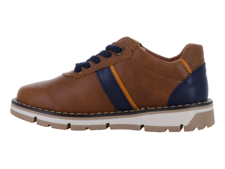 Zapato casual para niño color café con franja y cordones azul marino y suela blanca.