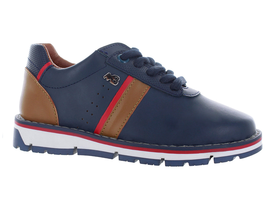 Tenis para niño color azul marino con detalles en café y rojo y suela blanca.