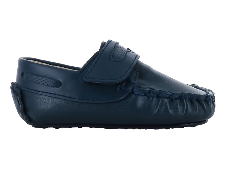 Zapato tipo mocasín color azul marino para bebé con cierre de velcro y costuras decorativas.