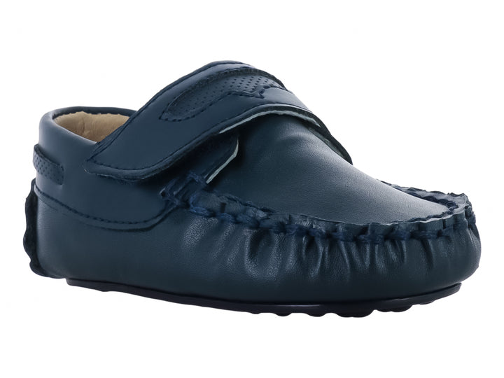 Zapato tipo mocasín color azul marino para bebé con cierre de velcro y costuras decorativas.
