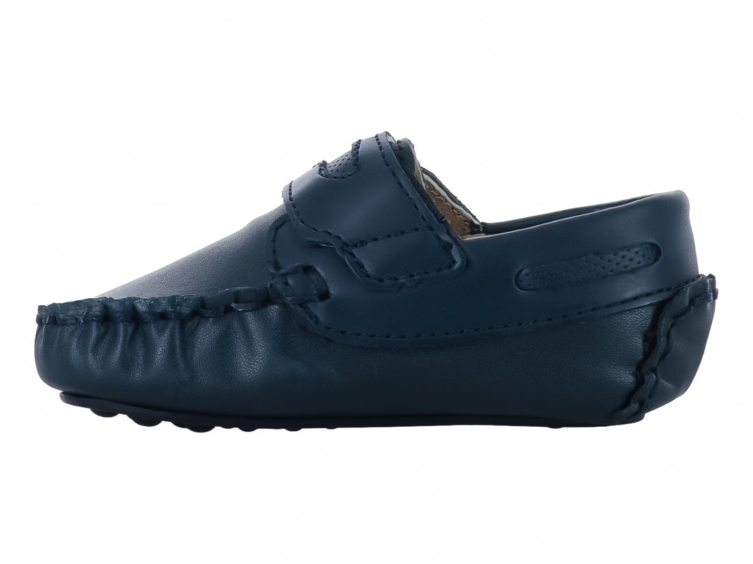 Zapato tipo mocasín color azul marino para bebé con cierre de velcro y costuras decorativas.