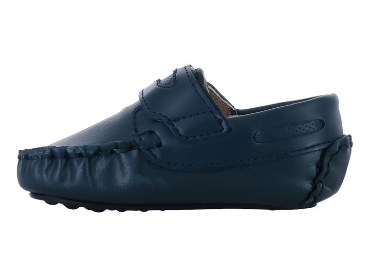 Zapato tipo mocasín color azul marino para bebé con cierre de velcro y costuras decorativas.
