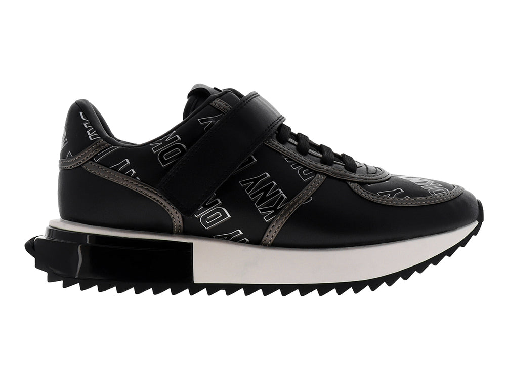 Tenis deportivos DKNY color negro y blanco con correa ajustable y suela blanca.
