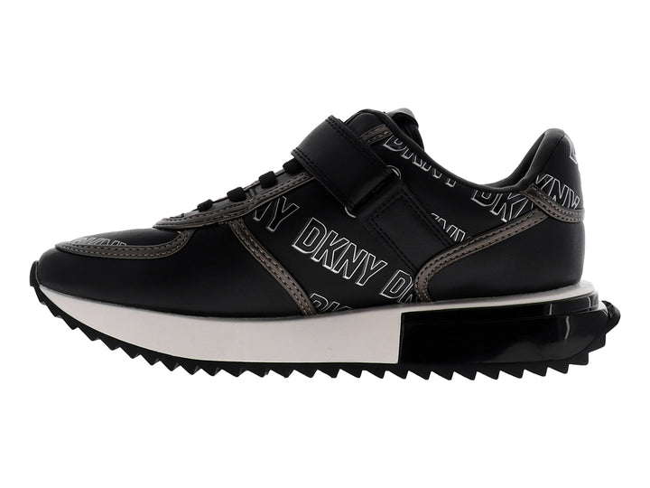 Tenis deportivos DKNY color negro y blanco con correa ajustable y suela blanca.