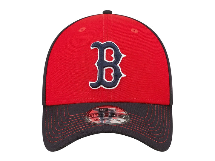 Gorra de béisbol New Era en color rojo con visera azul marino y logo bordado de los Boston Red Sox.