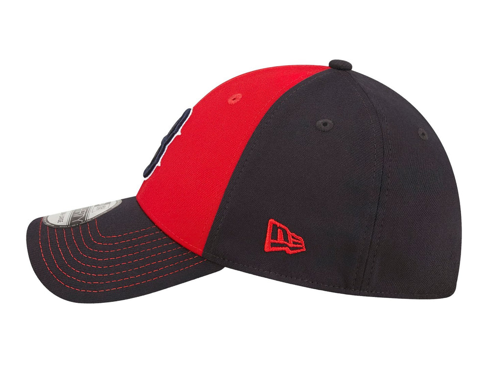 Gorra de béisbol New Era en color rojo con visera azul marino y logo bordado de los Boston Red Sox.