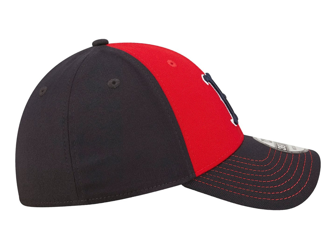 Gorra de béisbol New Era en color rojo con visera azul marino y logo bordado de los Boston Red Sox.