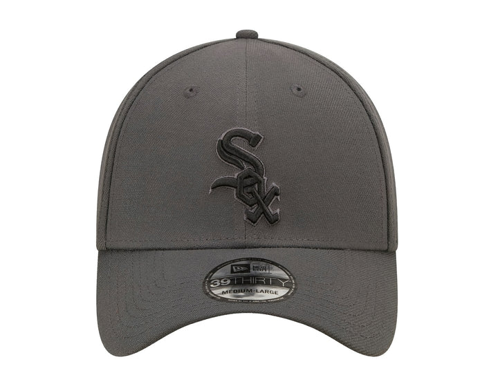 Gorra de béisbol New Era color gris carbón con logotipo bordado en el frente.