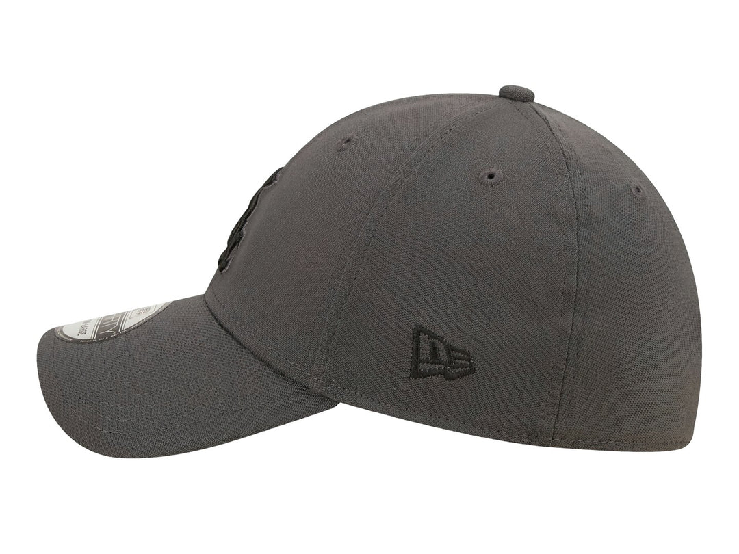 Gorra de béisbol New Era color gris carbón con logotipo bordado en el frente.