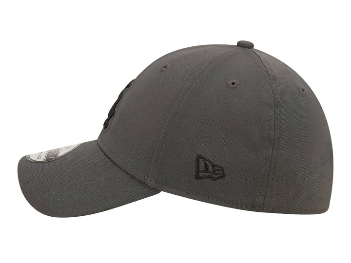 Gorra de béisbol New Era color gris carbón con logotipo bordado en el frente.