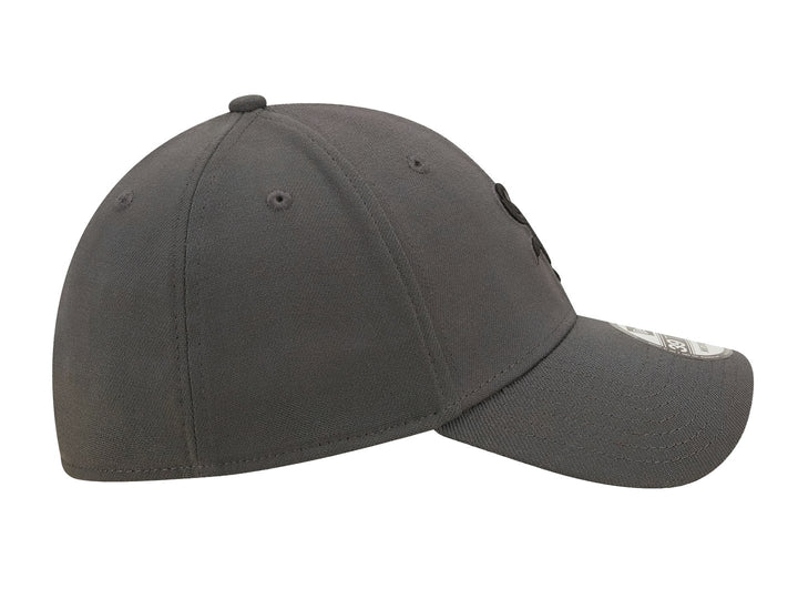 Gorra de béisbol New Era color gris carbón con logotipo bordado en el frente.
