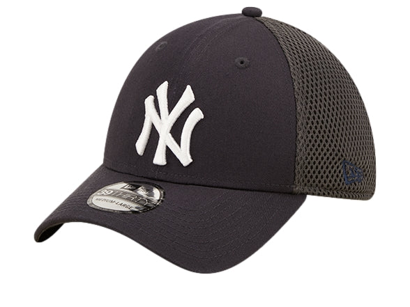 Gorra de béisbol New Era color navy con logo de New York Yankees en blanco y parte trasera de malla.