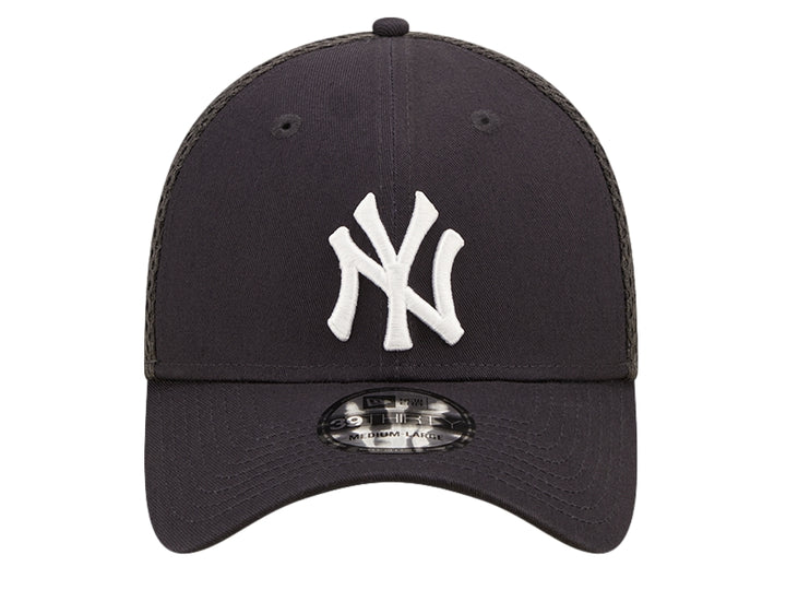 Gorra de béisbol New Era color navy con logo de New York Yankees en blanco y parte trasera de malla.