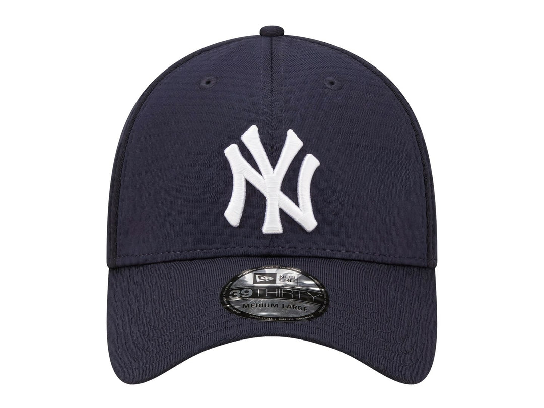 Gorra New Era color navy con logotipo bordado de los New York Yankees en blanco y visera curva.