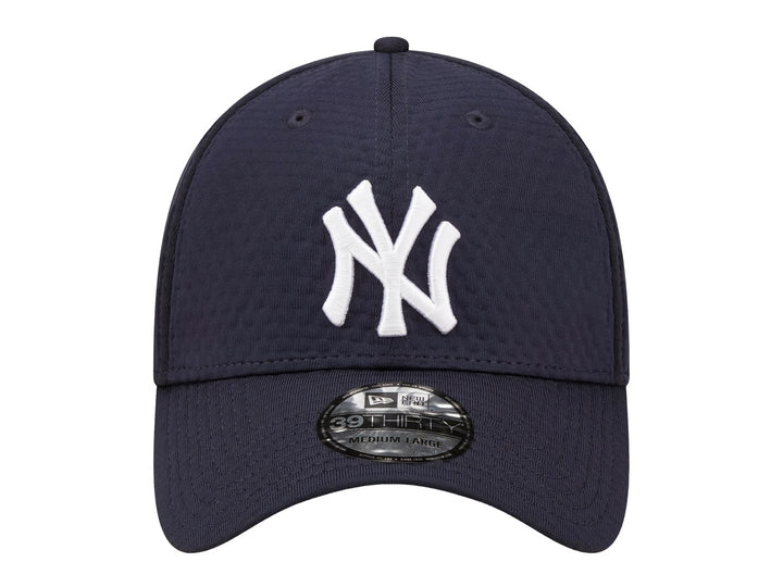 Gorra New Era color navy con logotipo bordado de los New York Yankees en blanco y visera curva.
