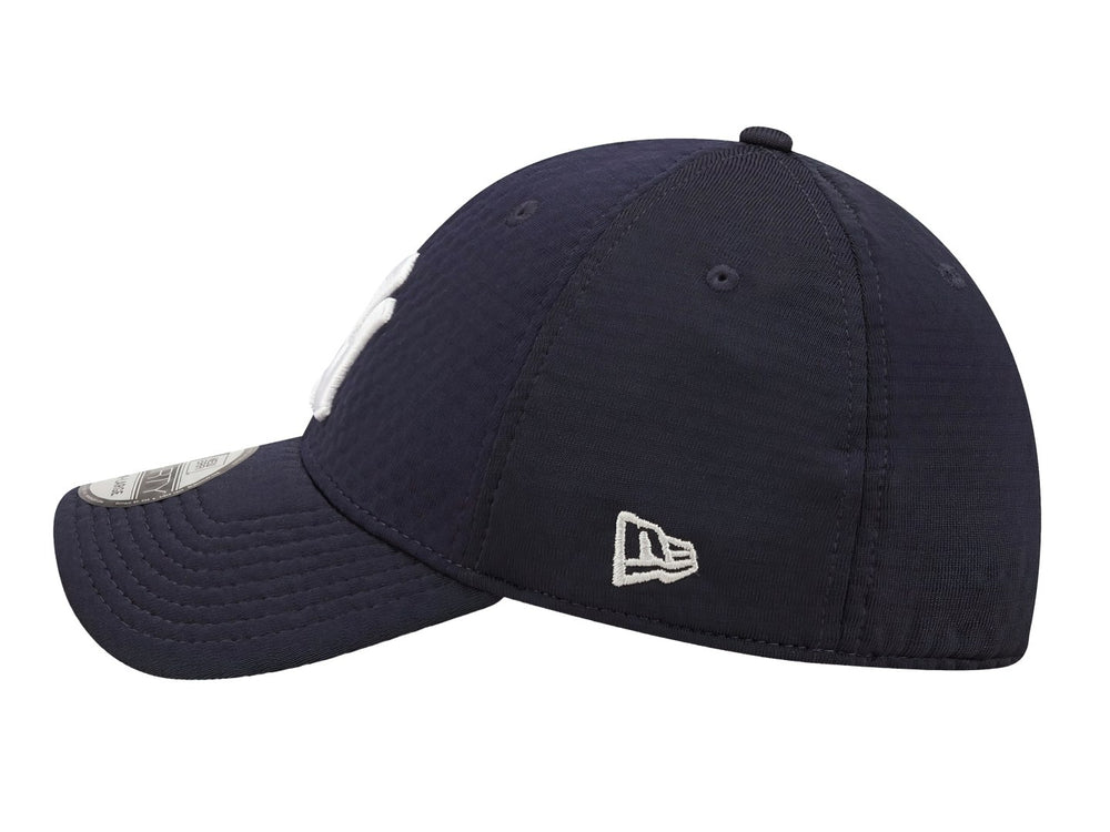 Gorra New Era color navy con logotipo bordado de los New York Yankees en blanco y visera curva.