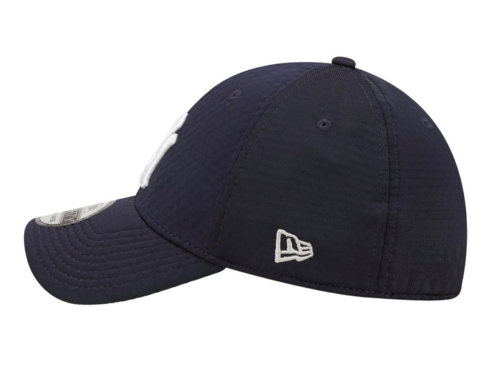Gorra New Era color navy con logotipo bordado de los New York Yankees en blanco y visera curva.