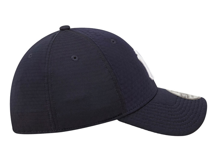 Gorra New Era color navy con logotipo bordado de los New York Yankees en blanco y visera curva.