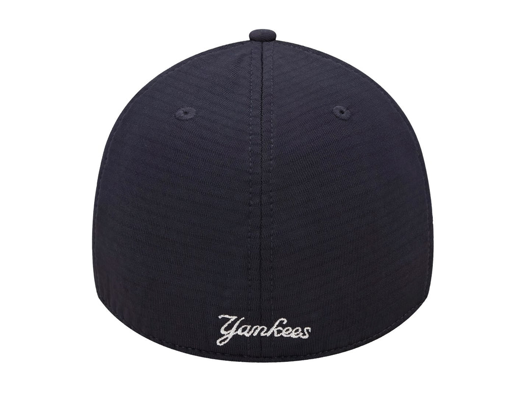 Gorra New Era color navy con logotipo bordado de los New York Yankees en blanco y visera curva.
