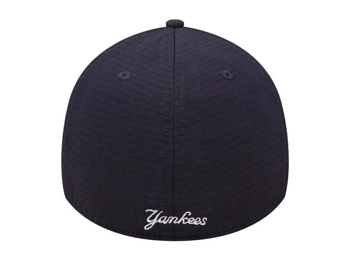 Gorra New Era color navy con logotipo bordado de los New York Yankees en blanco y visera curva.