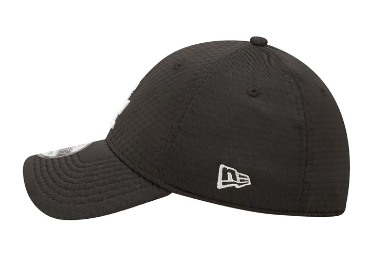 Gorra New Era color azul oscuro con logotipo bordado de los Dodgers en blanco al frente.