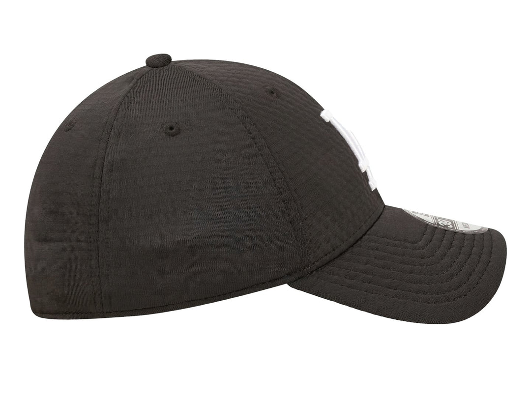 Gorra New Era color azul oscuro con logotipo bordado de los Dodgers en blanco al frente.