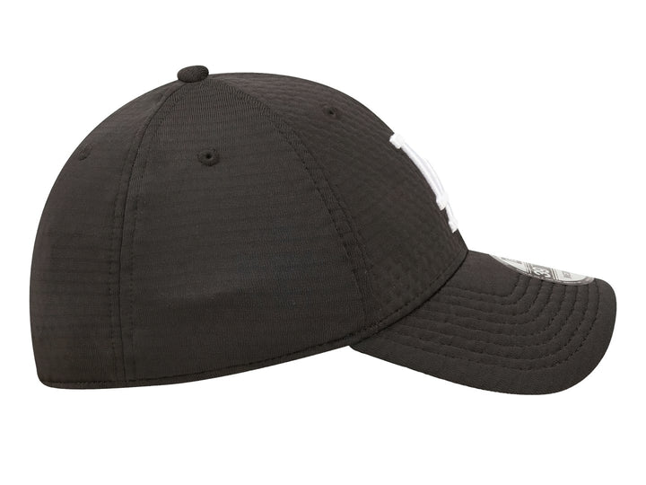 Gorra New Era color azul oscuro con logotipo bordado de los Dodgers en blanco al frente.
