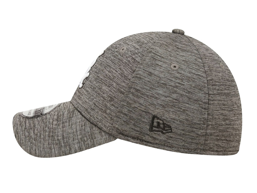 Gorra de béisbol New Era color gris jaspeado con logotipo bordado en blanco al frente.