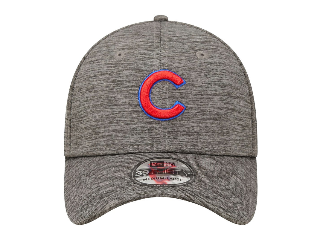 Gorra de béisbol New Era color gris jaspeado con la letra C bordada en rojo y azul en el frente.