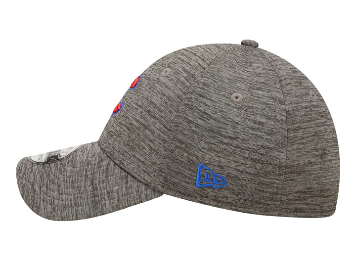 Gorra de béisbol New Era color gris jaspeado con la letra C bordada en rojo y azul en el frente.