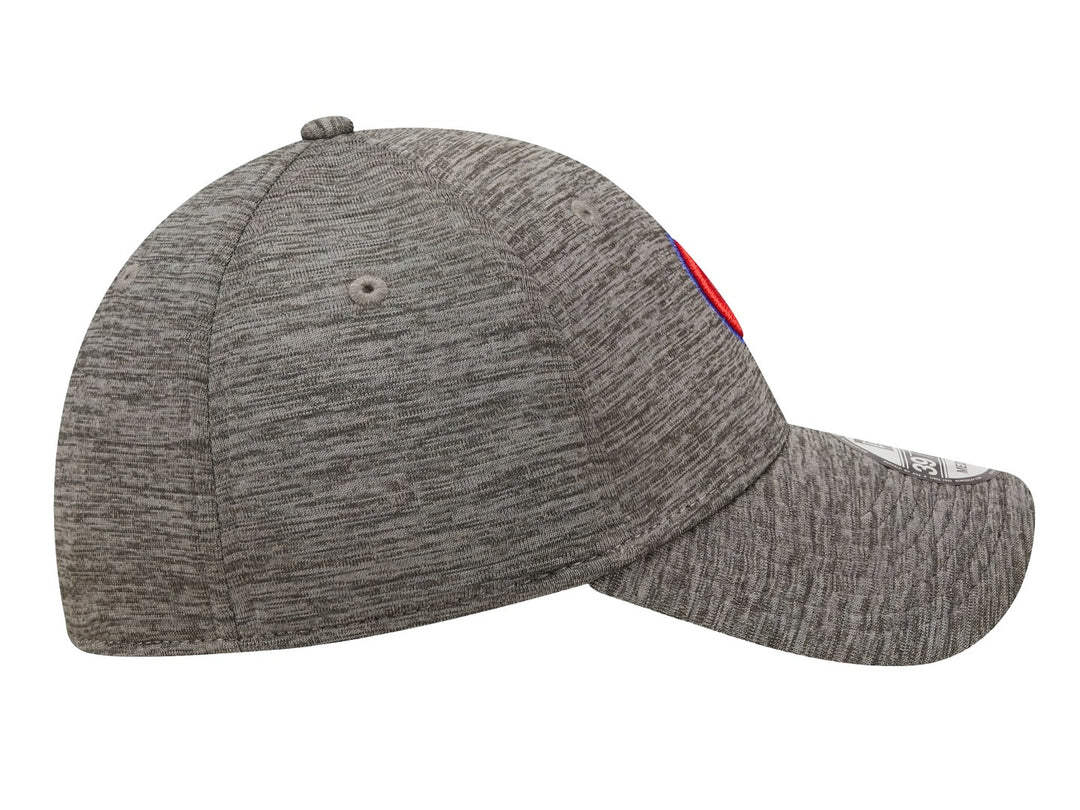 Gorra de béisbol New Era color gris jaspeado con la letra C bordada en rojo y azul en el frente.
