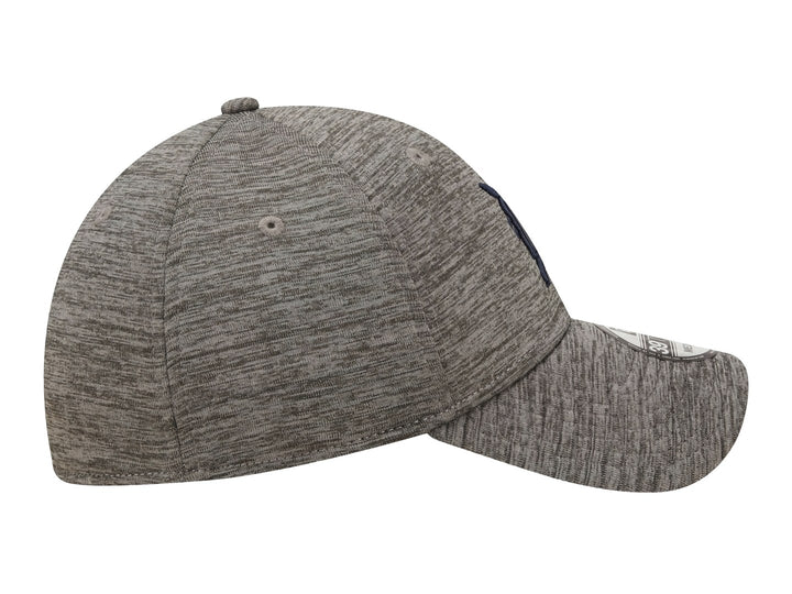 Gorra de béisbol New Era color gris jaspeado con logo bordado en azul marino al frente.
