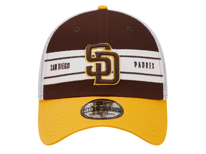Gorra New Era de los San Diego Padres en color marrón oscuro, visera amarilla y panel trasero de malla blanca.