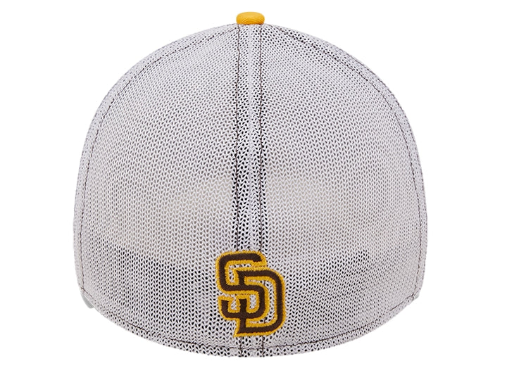 Gorra New Era de los San Diego Padres en color marrón oscuro, visera amarilla y panel trasero de malla blanca.