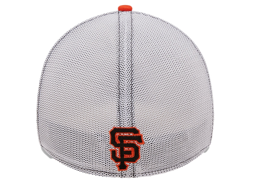 Gorra New Era de los San Francisco Giants en colores negro, blanco y naranja con panel trasero de malla.