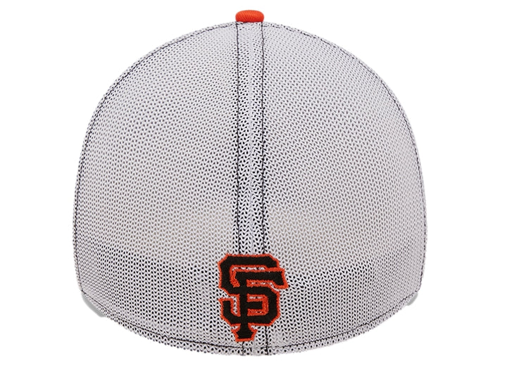 Gorra New Era de los San Francisco Giants en colores negro, blanco y naranja con panel trasero de malla.
