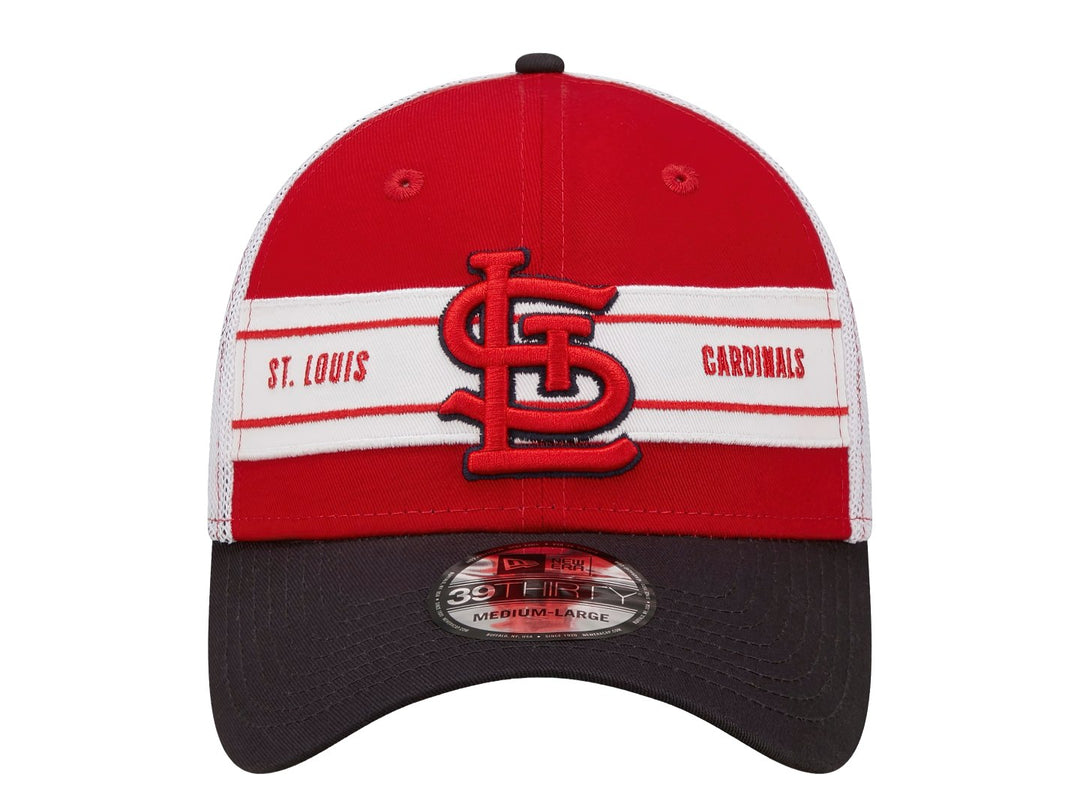 Gorra de béisbol New Era roja con visera negra y franja blanca central con el logo de St. Louis Cardinals.