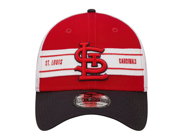 Gorra de béisbol New Era roja con visera negra y franja blanca central con el logo de St. Louis Cardinals.