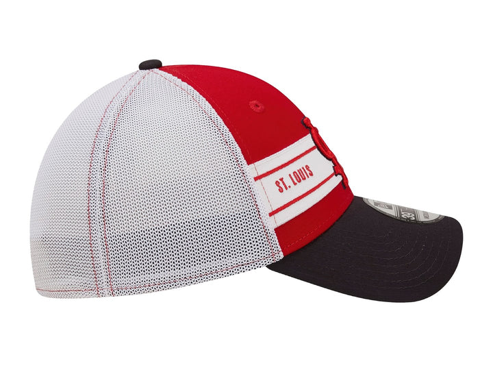 Gorra de béisbol New Era roja con visera negra y franja blanca central con el logo de St. Louis Cardinals.