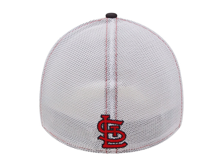 Gorra de béisbol New Era roja con visera negra y franja blanca central con el logo de St. Louis Cardinals.