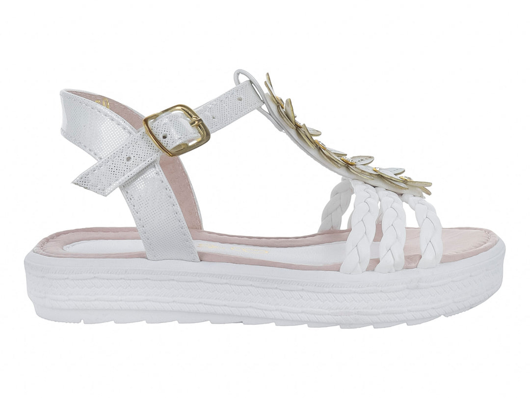 Sandalias blancas de plataforma para niña con tiras trenzadas y adornos dorados en la parte superior.