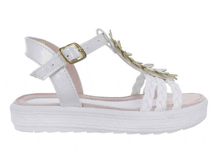 Sandalias blancas de plataforma para niña con tiras trenzadas y adornos dorados en la parte superior.