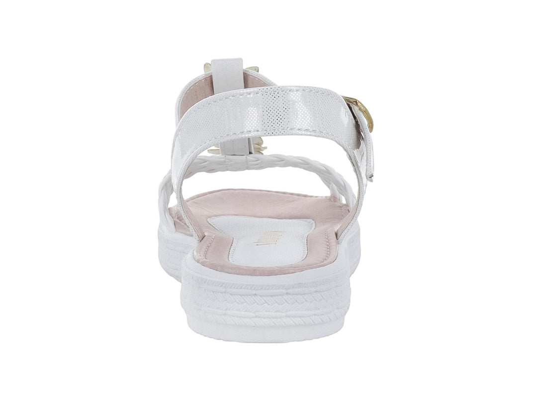 Sandalias blancas de plataforma para niña con tiras trenzadas y adornos dorados en la parte superior.